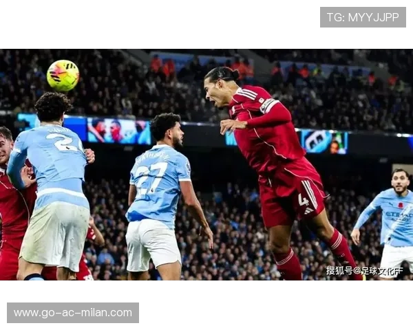 利物浦压上形成三人包夹，范戴克头球再下一城